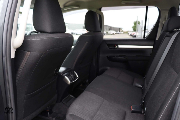 2020 Toyota Hilux 4x4 SR5 image 22