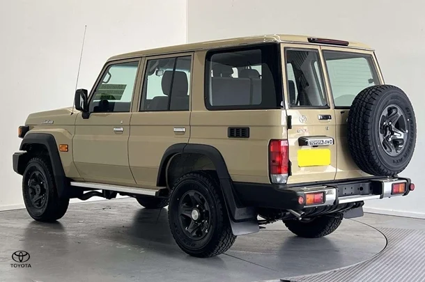 2023 Toyota LC Military GXL image 6