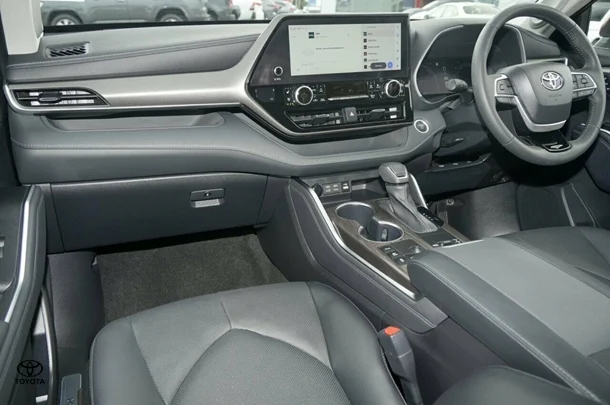 2024 Toyota Kluger Hybrid AWD GRANDE image 6