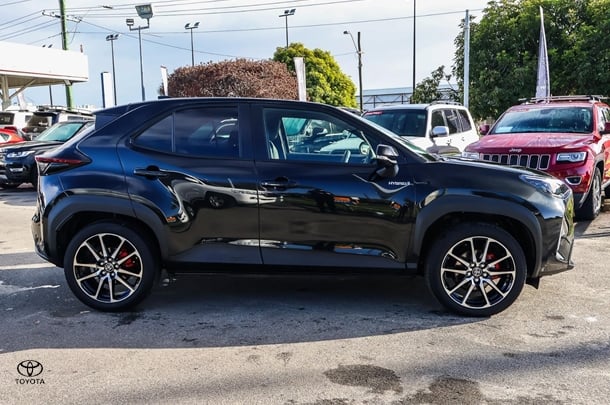 2022 Toyota Yaris Cross Hybrid GR Sport image 3