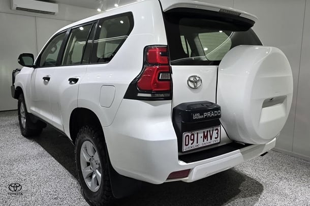 2019 Toyota Prado GX image 4