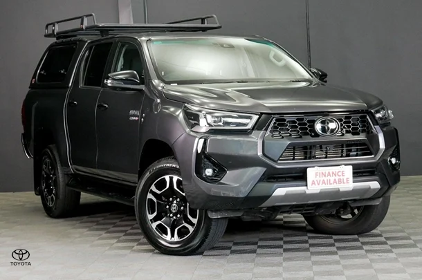 2024 Toyota Hilux 4x4 SR5 image 1
