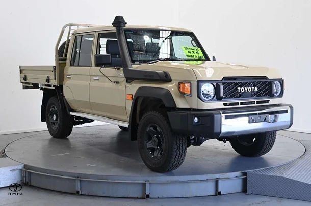 2025 Toyota LC Military GXL image 3
