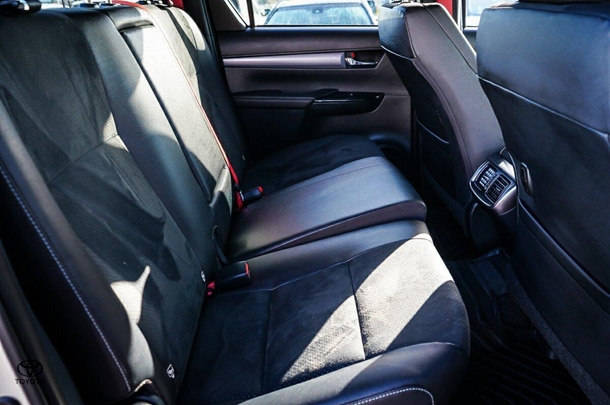 2023 Toyota Hilux 4x4 GR-S image 11