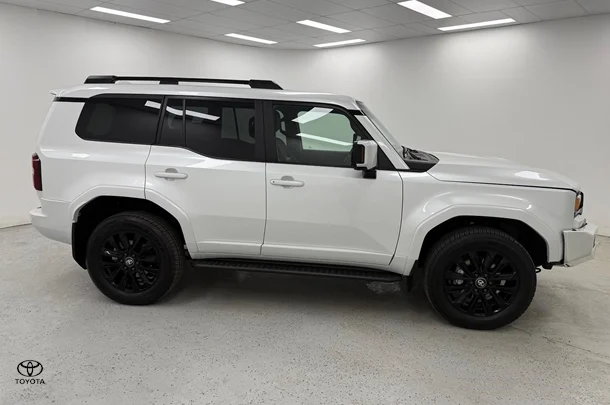 2024 Toyota Prado VX image 2