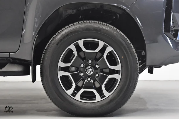 2024 Toyota Hilux 4x4 SR5 image 21