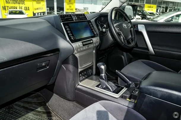 2023 Toyota Prado GXL image 5