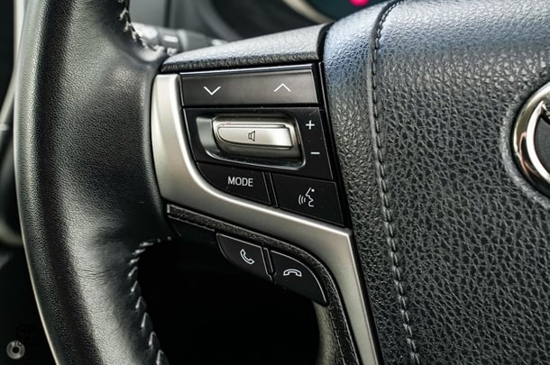 2023 Toyota Prado GXL image 10