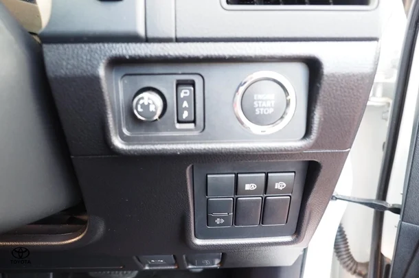 2023 Toyota Prado GXL image 16