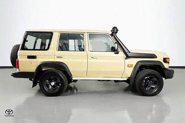 2024 Toyota LANDCRUISER MILITARY GXL image 10