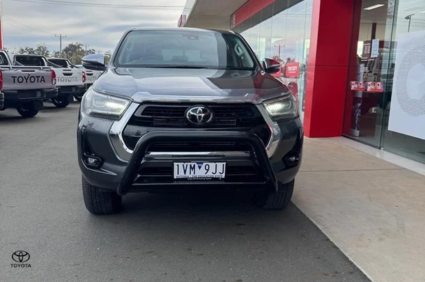 2022 Toyota Hilux SR5 image 3