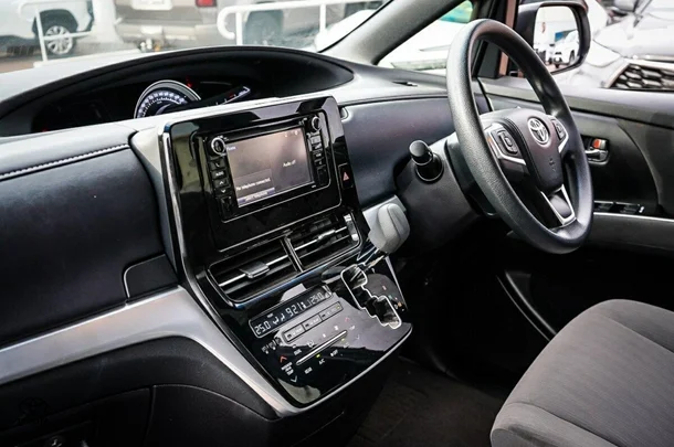 2019 Toyota Tarago GLi image 23