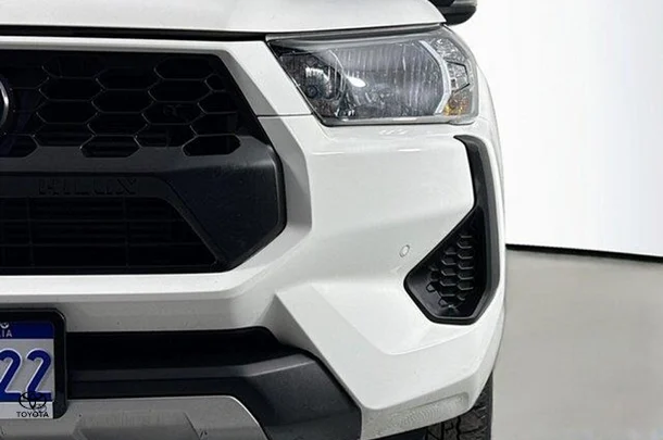 2024 Toyota Hilux SR image 3