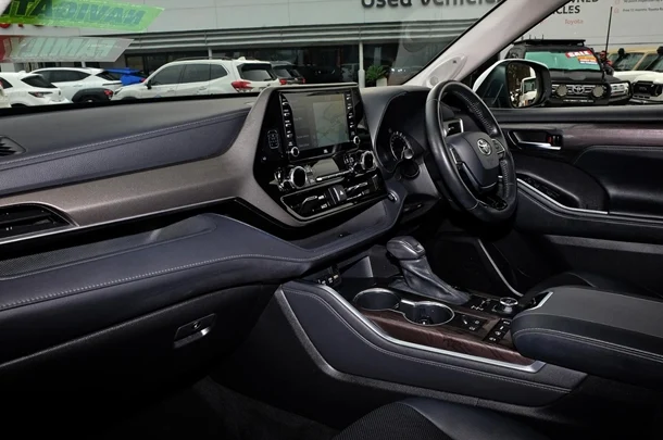 2021 Toyota KLUGER AWD GRANDE image 8