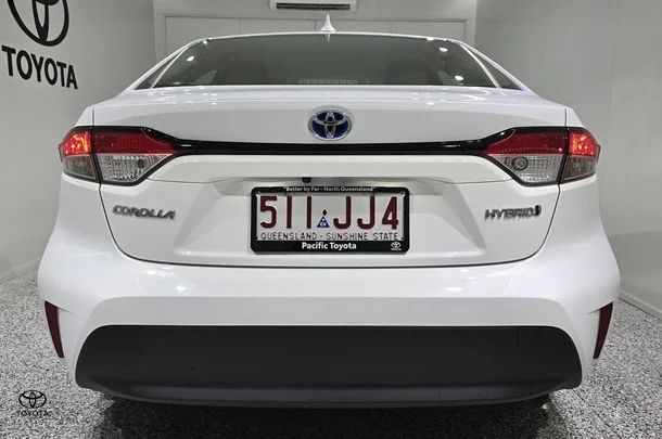 2024 Toyota COROLLA SEDAN HYBRID Ascent Sport image 4