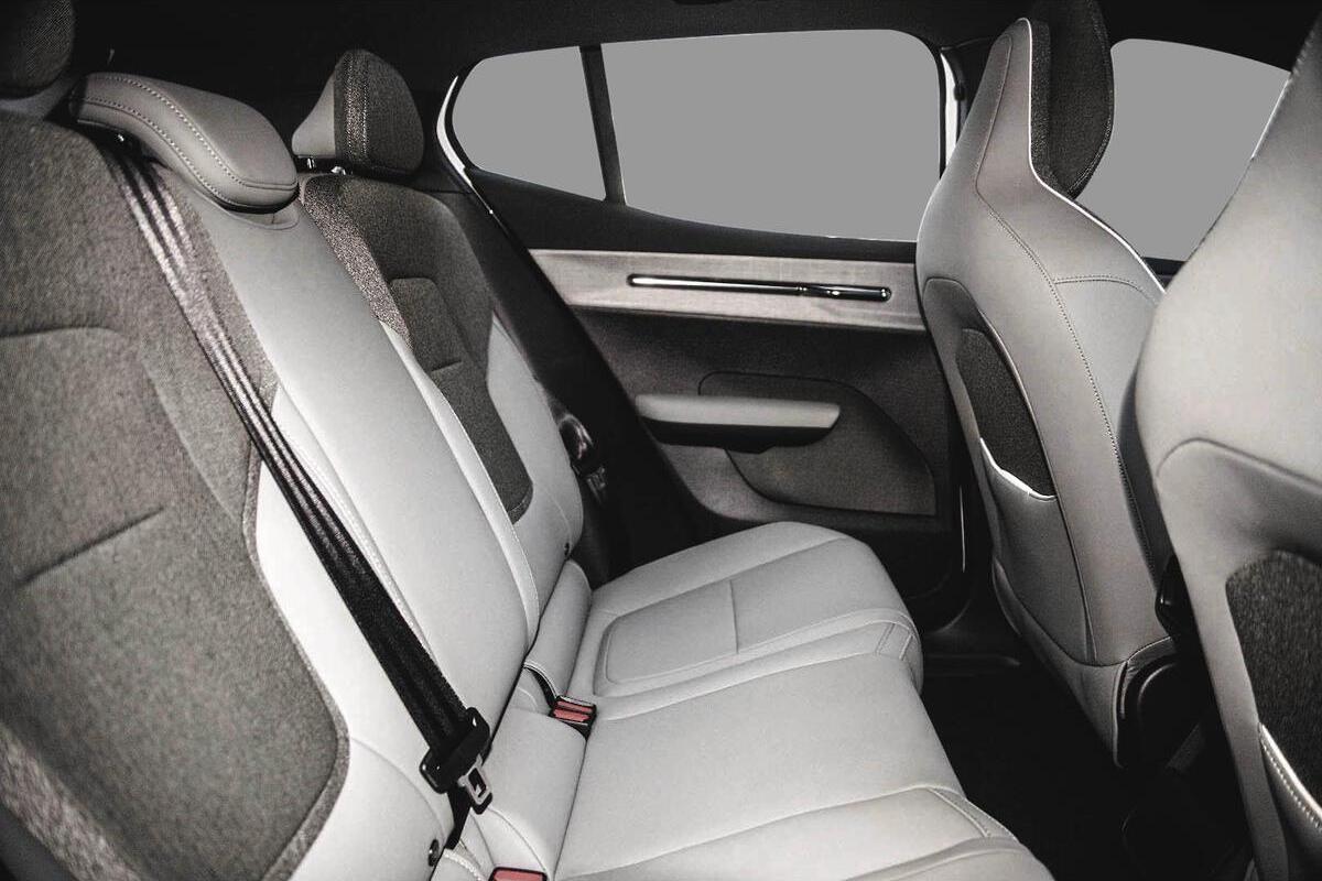 2025 Volvo EX30 Single Motor Extended Range Plus Auto MY25 image 7