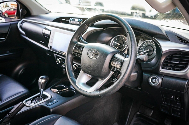 2021 Toyota Hilux 4x4 SR5 image 15