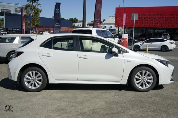 2024 Toyota Corolla Hatch Hybrid Ascent Sport image 2