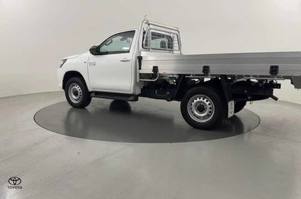 2023 Toyota Hilux 4x4 SR image 3