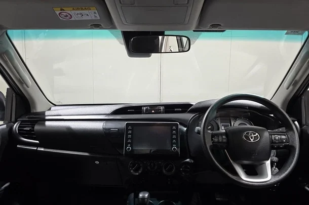 2021 Toyota Hilux SR image 12
