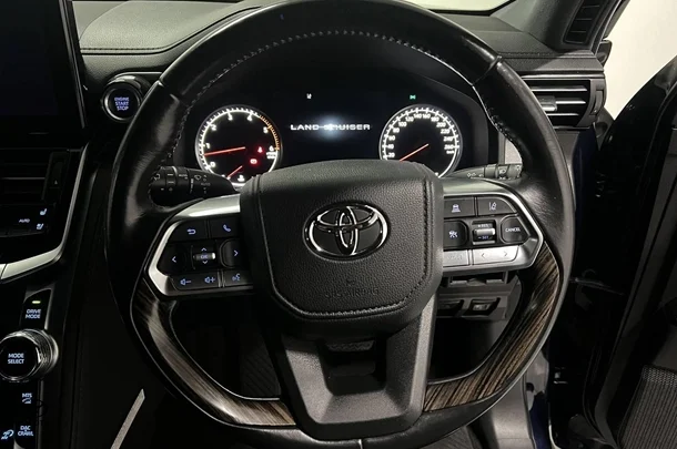 2022 Toyota Landcruiser VX image 17