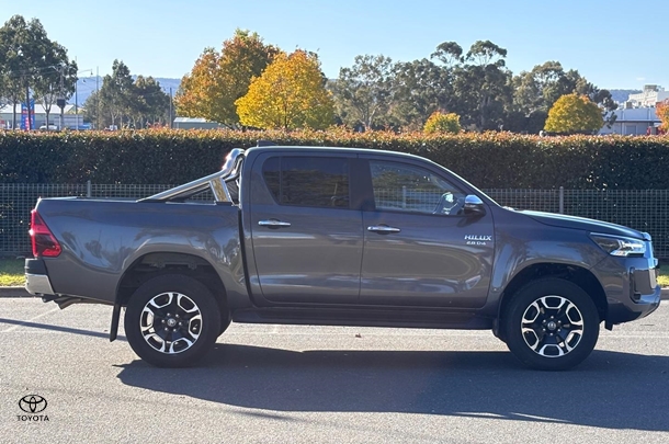 2023 Toyota HILUX SR5 image 8