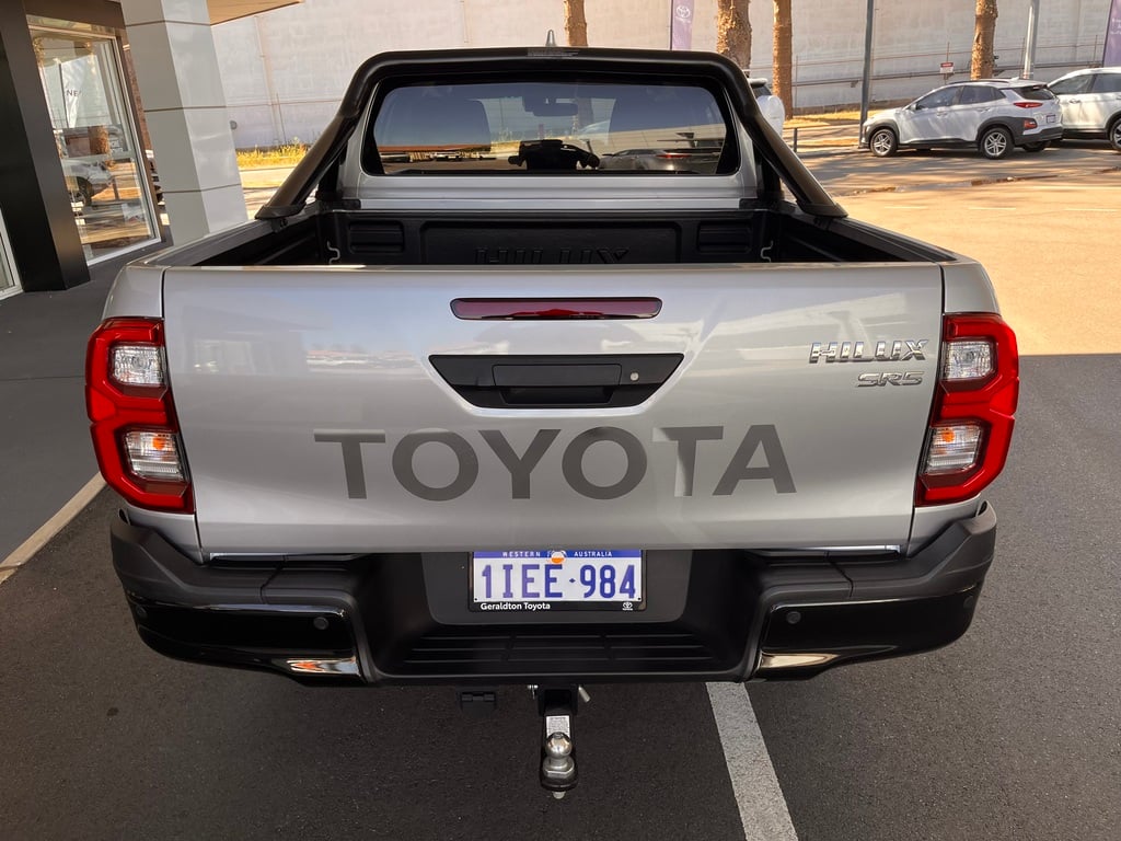 2024 Toyota Hilux SR5 image 4