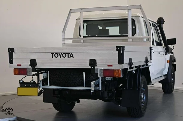 2025 Toyota LC Military GXL image 4