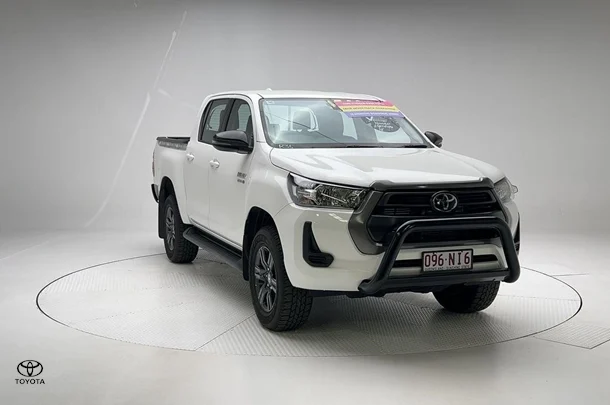 2023 Toyota Hilux 4x4 SR image 5