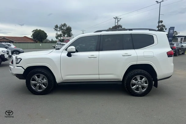 2022 Toyota Landcruiser VX image 4