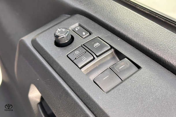 2019 Toyota HiAce LWB image 14