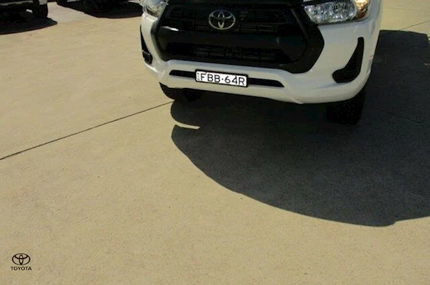 2023 Toyota Hilux 4x4 SR5 image 15