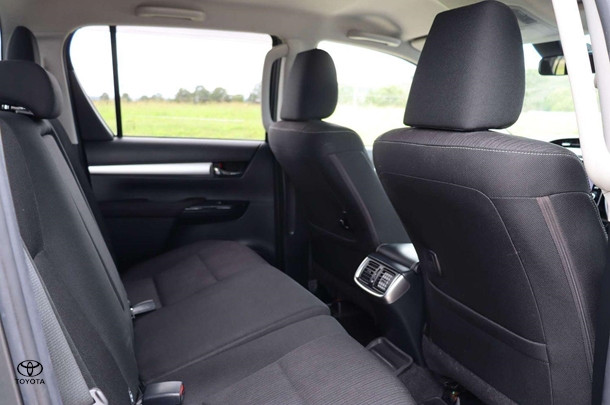2020 Toyota Hilux 4x4 SR5 image 21