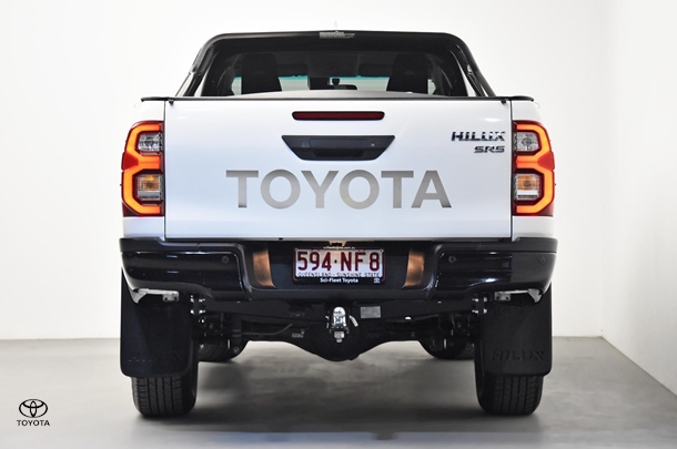 2024 Toyota Hilux 4x4 SR5 image 6