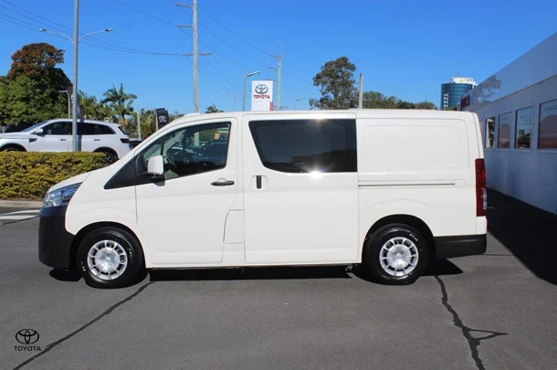 2022 Toyota Hiace LWB image 4