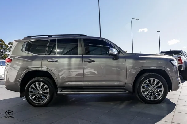 2022 Toyota LANDCRUISER Sahara ZX image 3