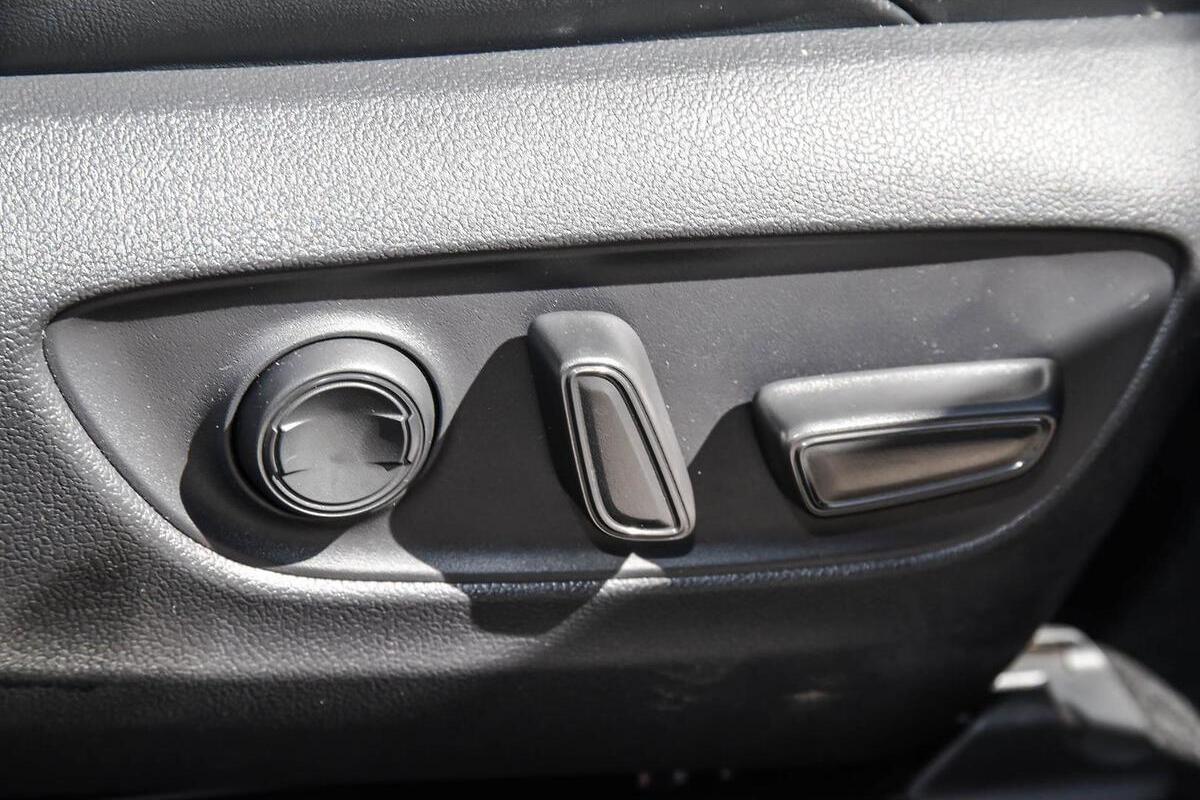 2025 Toyota RAV4 XSE Auto eFour image 14