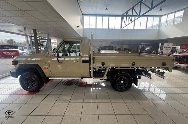 2025 Toyota LC Military GXL image 3