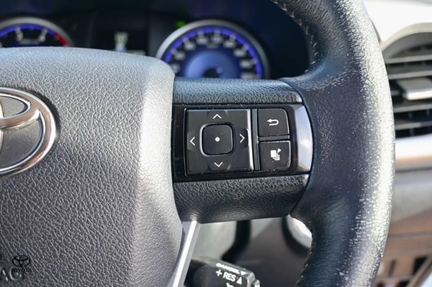 2017 Toyota HILUX SR5 image 18