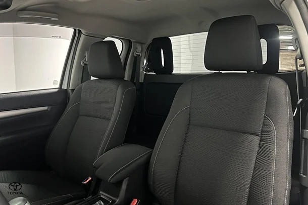 2023 Toyota Hilux SR5 image 15