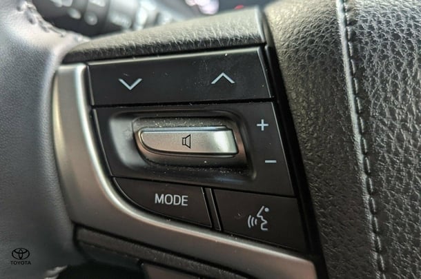 2022 Toyota Prado VX image 16