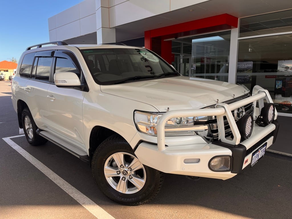 2020 Toyota Landcruiser GXL image 1