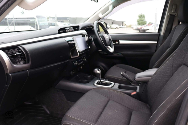2020 Toyota Hilux 4x4 SR5 image 18
