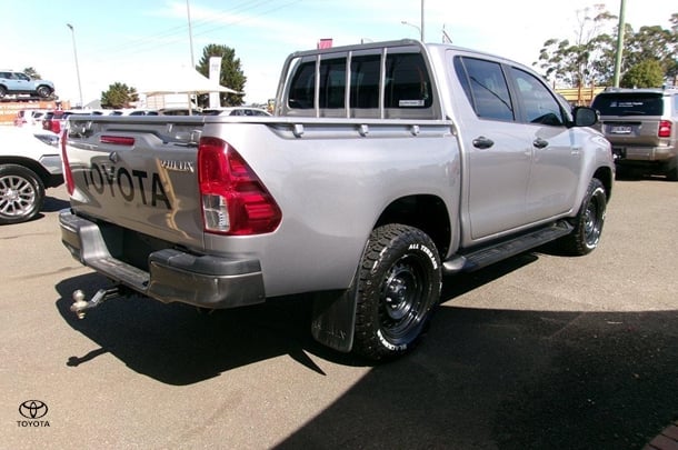 2021 Toyota Hilux 4x4 SR image 5
