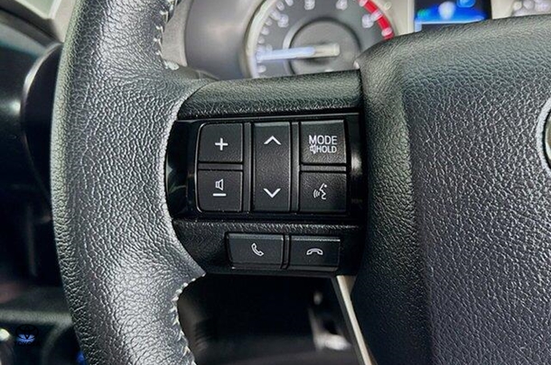 2023 Toyota Hilux SR5 image 17