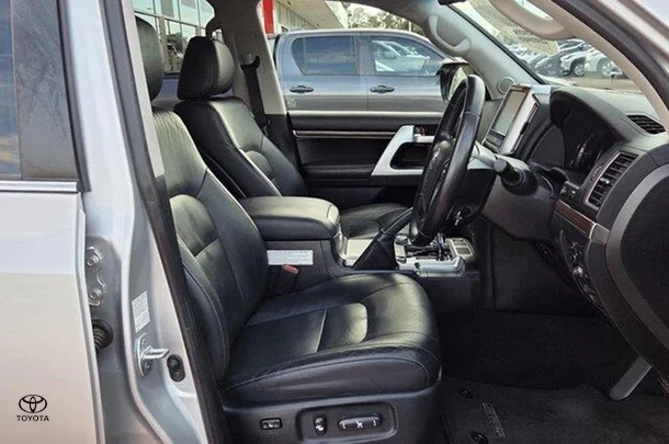 2020 Toyota Landcruiser VX image 11