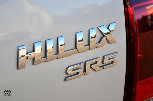 2018 Toyota Hilux SR5 image 20