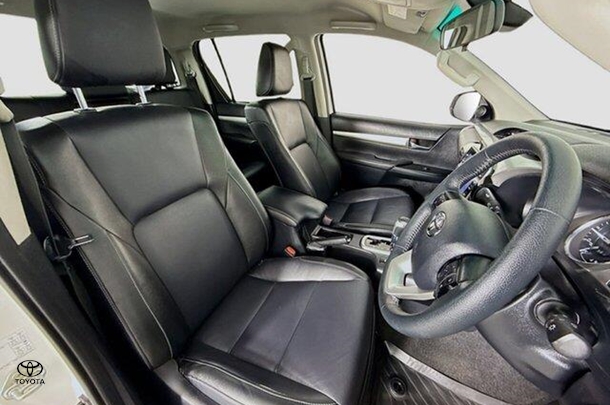 2022 Toyota Hilux SR5 image 11