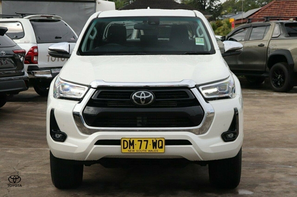 2022 Toyota Hilux 4x4 SR5 image 17