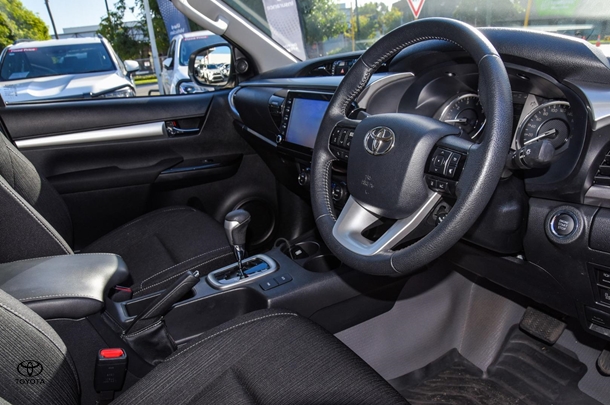 2023 Toyota HILUX SR5 image 17